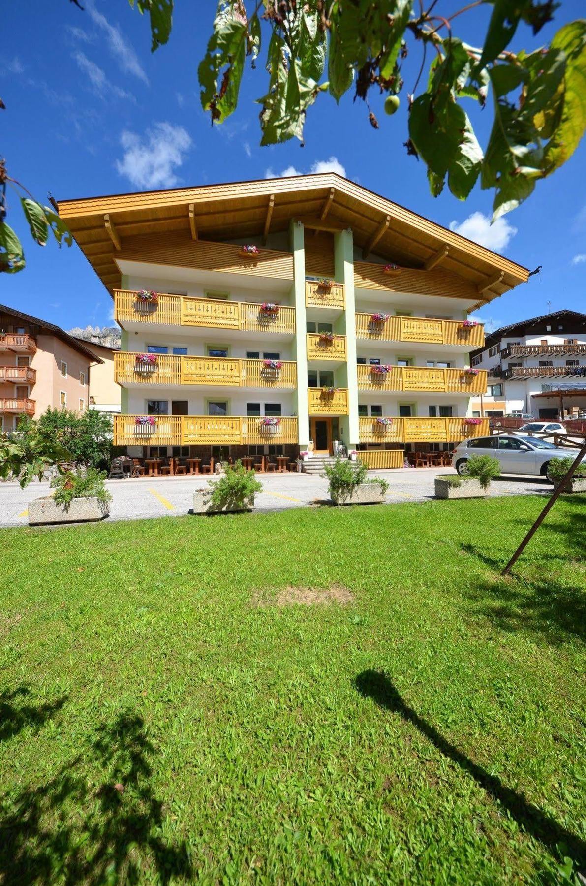 Mason La Zondra Aparthotel Vigo di Fassa Bagian luar foto