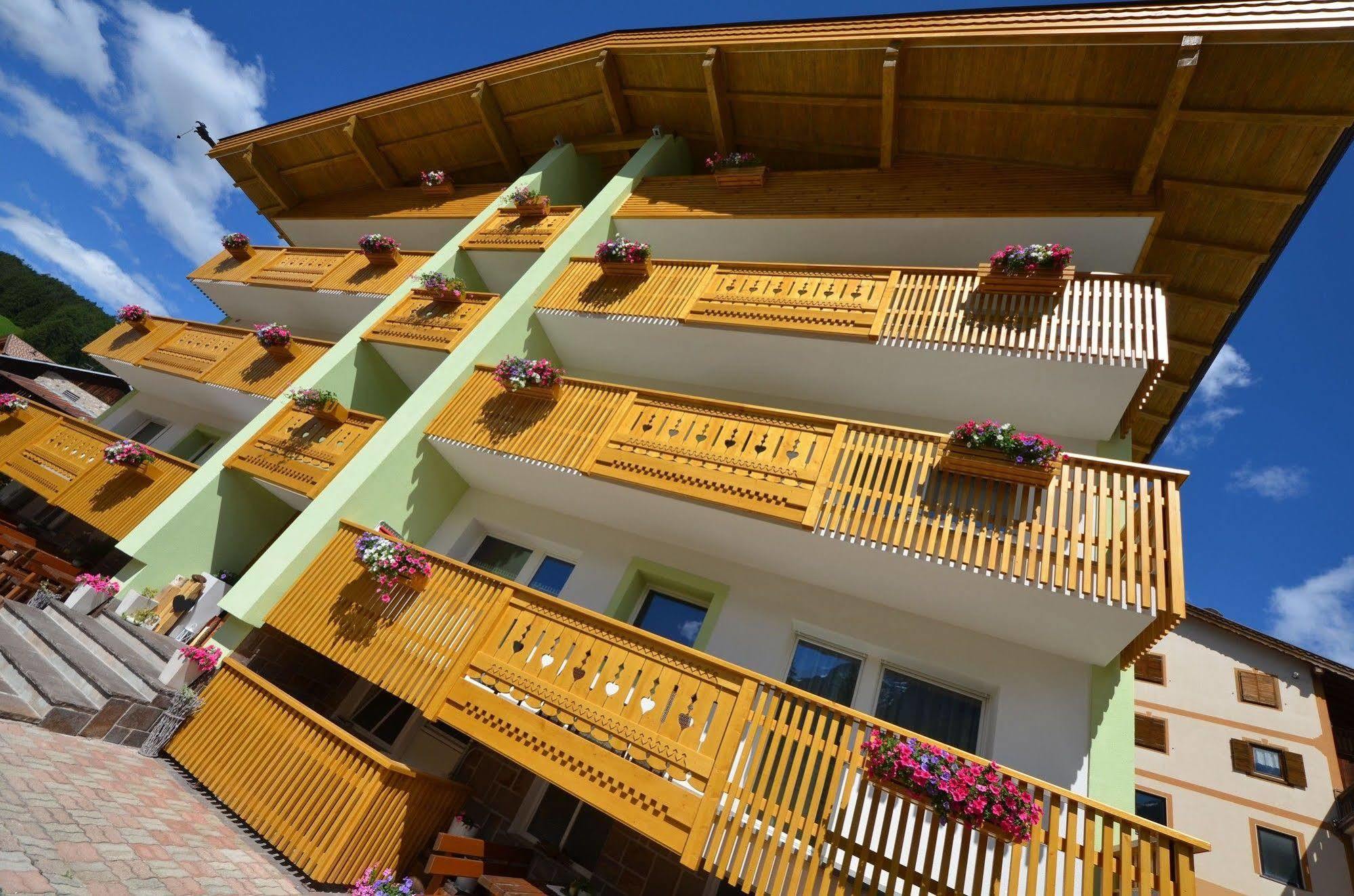 Mason La Zondra Aparthotel Vigo di Fassa Bagian luar foto